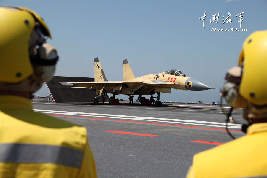 Истребитель «Цзянь-15» совершил многочисленные взлеты и посадки на авианосце «Ляонин» (3)