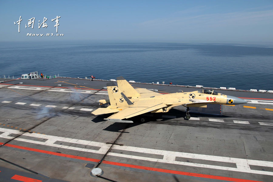 Истребитель «Цзянь-15» совершил многочисленные взлеты и посадки на авианосце «Ляонин» (5)