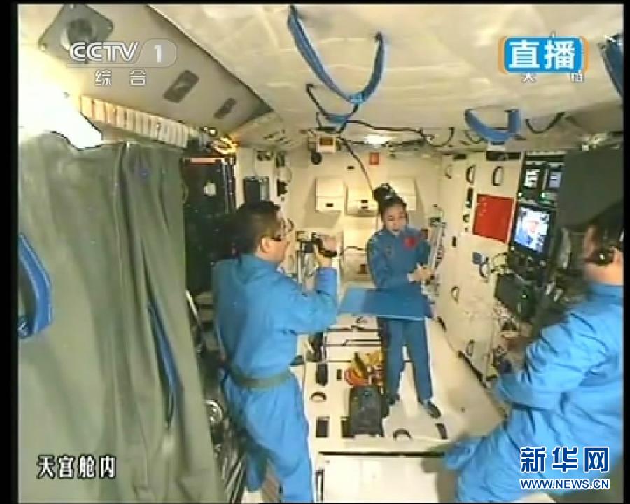 Китайский космонавт провел первый космический урок (17)
