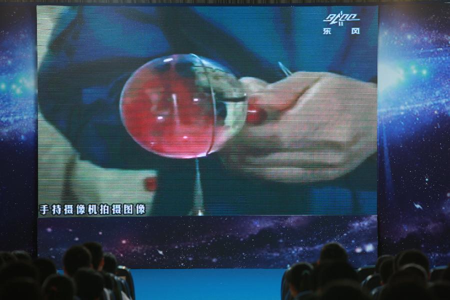 Китайский космонавт провел первый космический урок (10)