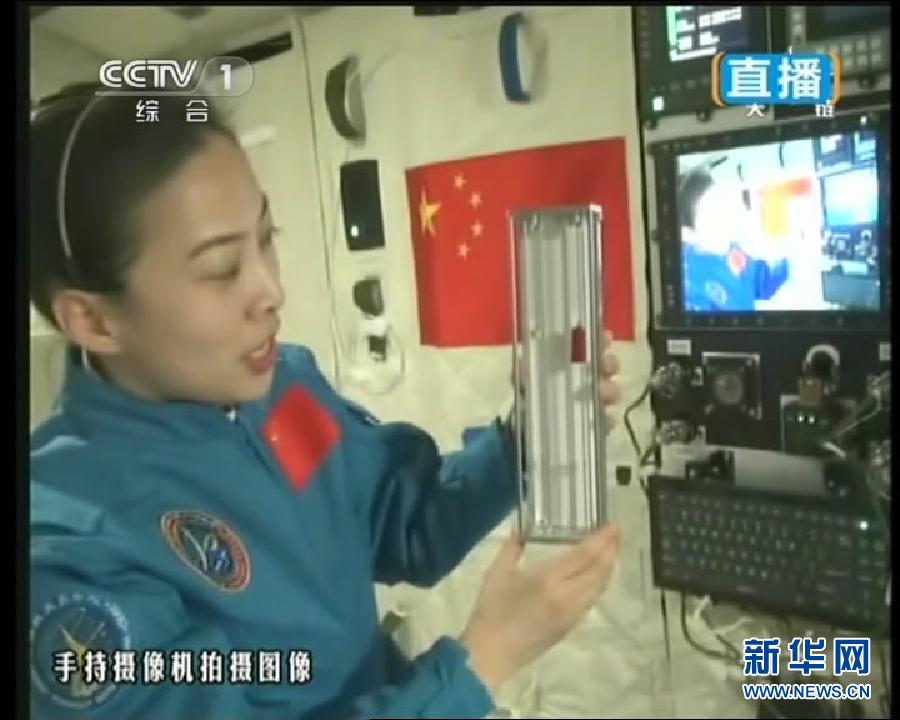 Китайский космонавт провел первый космический урок (16)