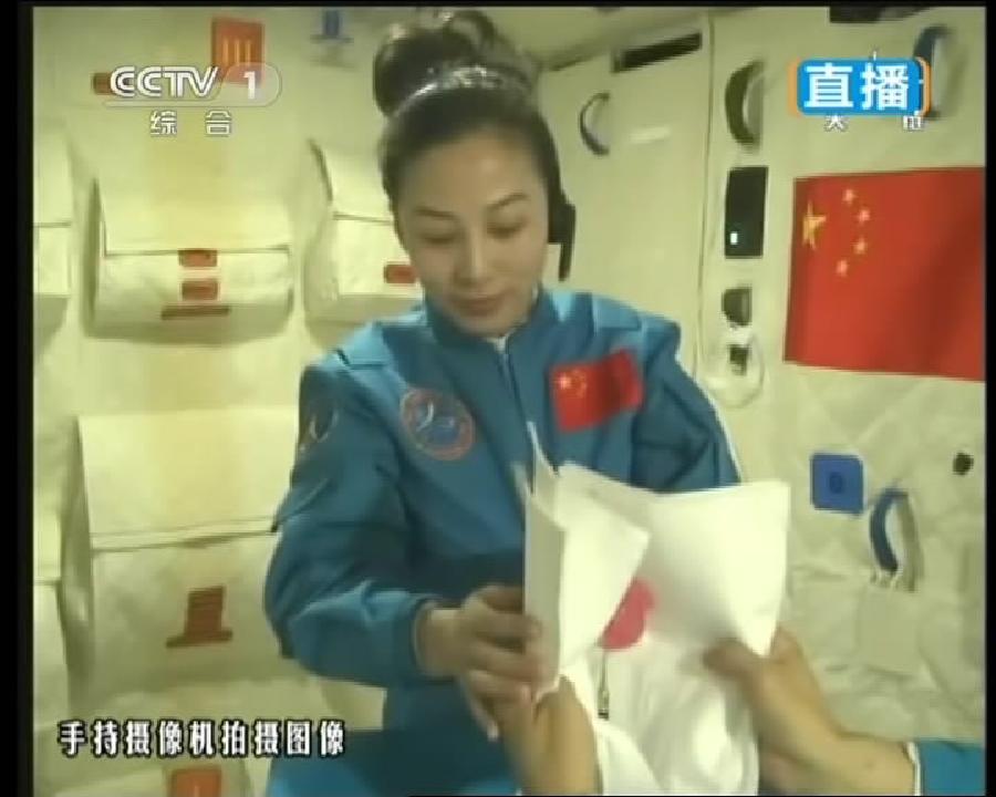 Китайский космонавт провел первый космический урок (13)