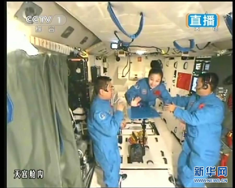 Китайский космонавт провел первый космический урок (12)