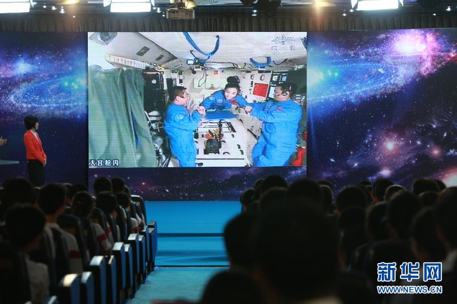 Китайский космонавт провел первый космический урок (15)