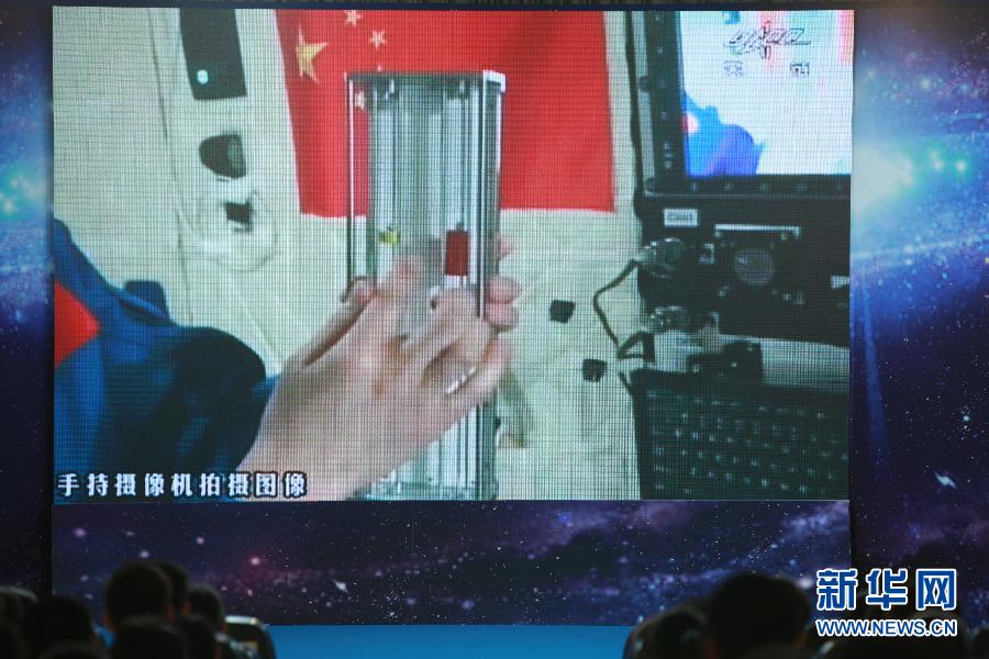 Китайский космонавт провел первый космический урок (21)