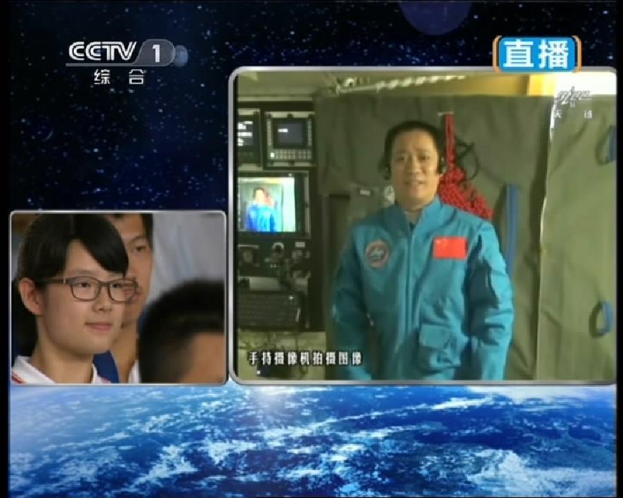 Китайский космонавт провел первый космический урок (11)