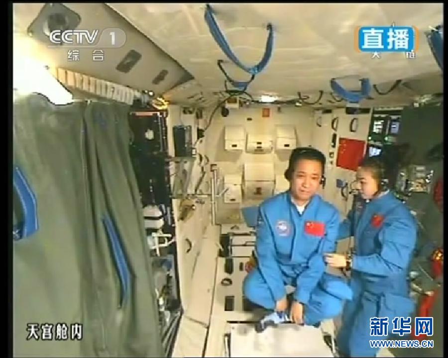 Китайский космонавт провел первый космический урок (7)