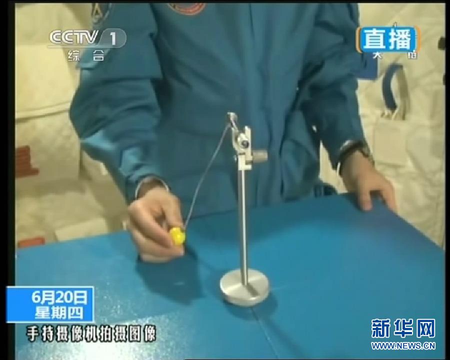 Китайский космонавт провел первый космический урок (4)