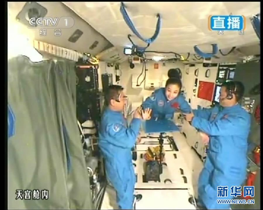 Китайский космонавт провел первый космический урок (8)