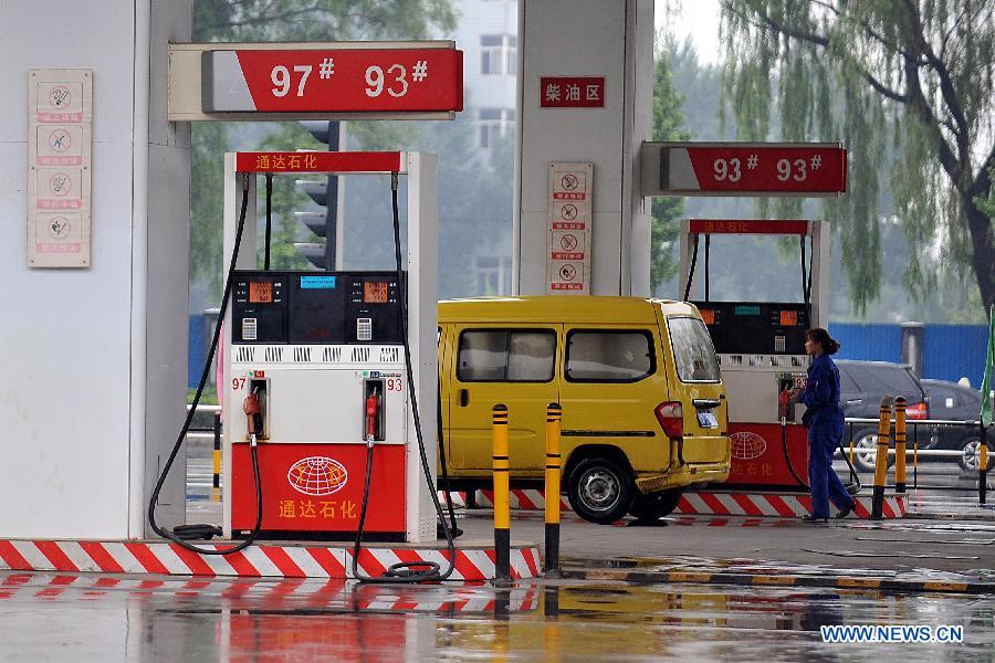 Китай повышает розничные цены на топливо