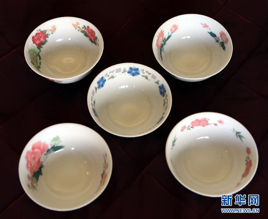 На фото: Пятицветные фарфоровые  чашки Мао Цзедуна