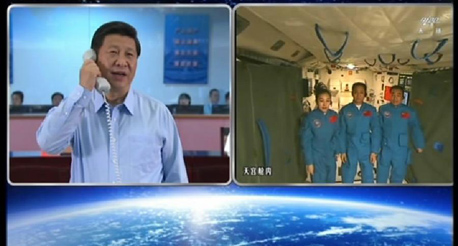 Си Цзиньпин провел телефонный разговор с экипажем корабля "Шэньчжоу-10"