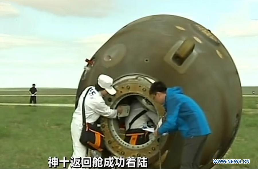 Открылась кабина возвращаемого отсека космического корабля "Шэньчжоу-10"