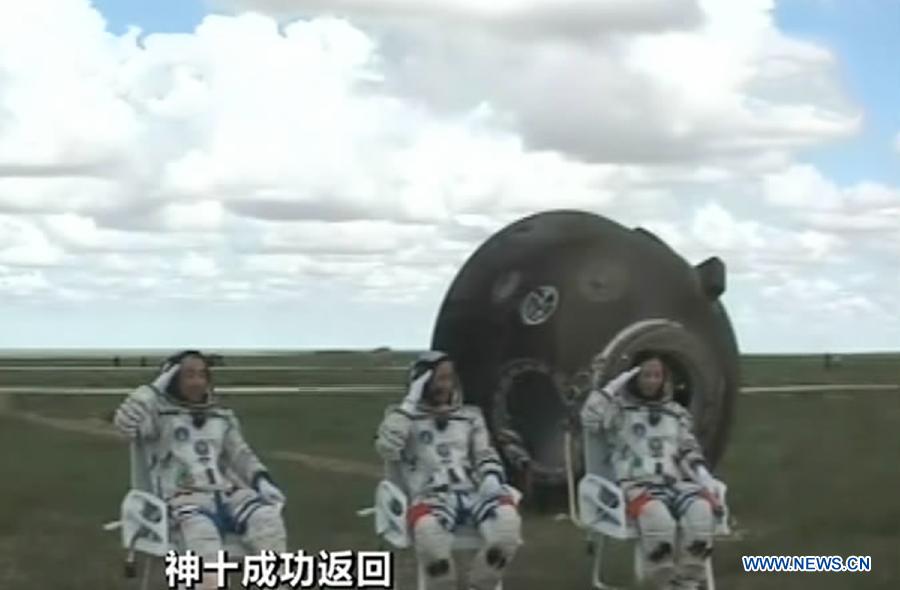 Все три члена экипажа космического корабля "Шэньчжоу-10" докладывают, что они чувствуют себя хорошо (2)