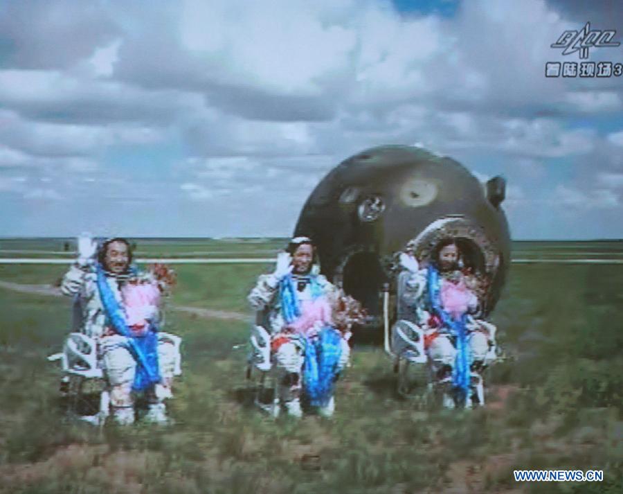 Все три члена экипажа космического корабля "Шэньчжоу-10" докладывают, что они чувствуют себя хорошо