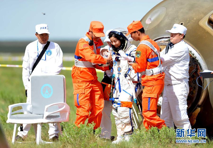Руководитель китайской программы пилотируемых космических полетов объявил об успешном завершении миссии "Шэньчжоу-10" (4)