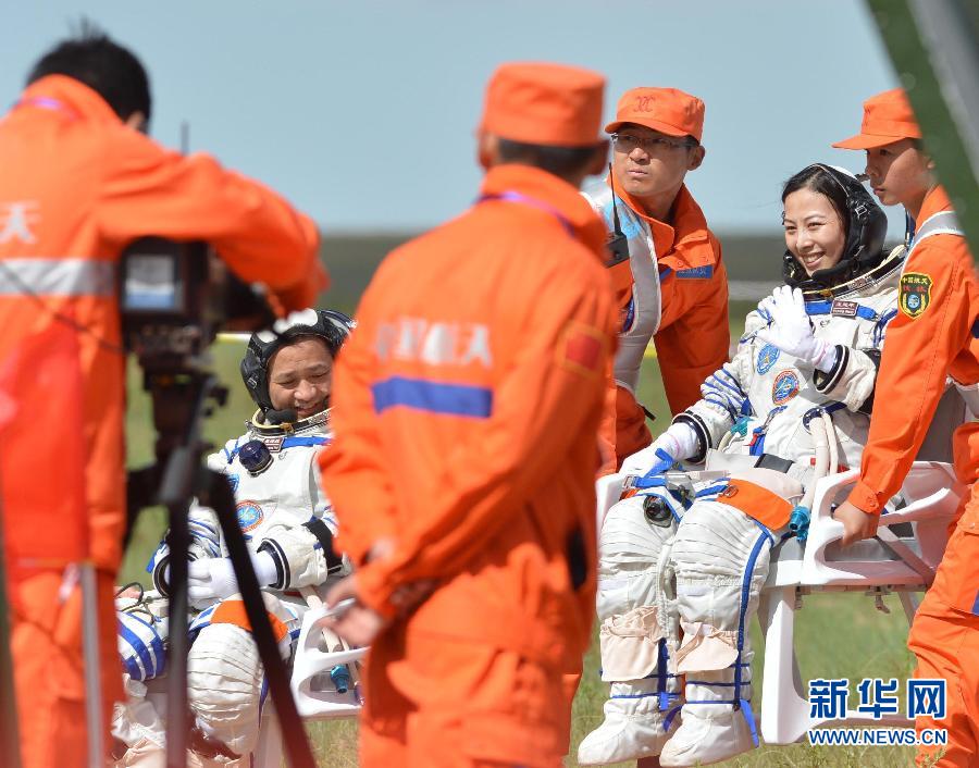 Руководитель китайской программы пилотируемых космических полетов объявил об успешном завершении миссии "Шэньчжоу-10" (3)