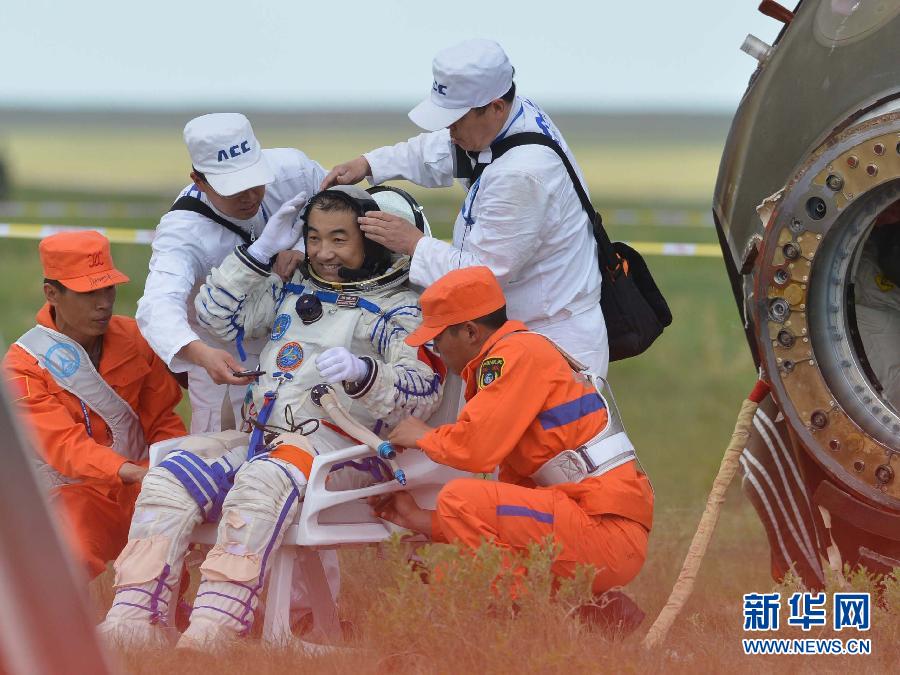 Руководитель китайской программы пилотируемых космических полетов объявил об успешном завершении миссии "Шэньчжоу-10" (6)