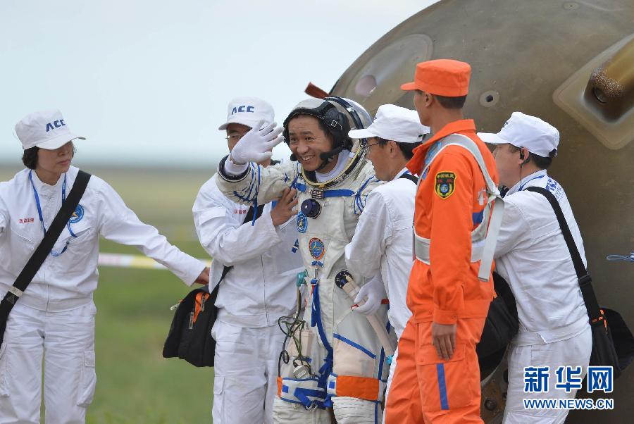 Руководитель китайской программы пилотируемых космических полетов объявил об успешном завершении миссии "Шэньчжоу-10" (2)