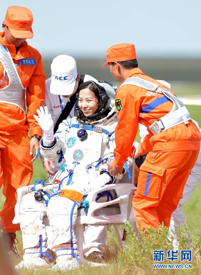 Руководитель китайской программы пилотируемых космических полетов объявил об успешном завершении миссии "Шэньчжоу-10" (5)