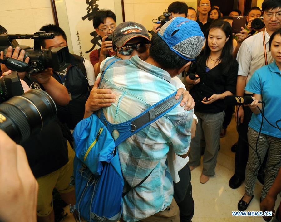Оставшийся в живых во время нападения в Пакистане китайский альпинист вернулся домой, в г. Куньмин (4)