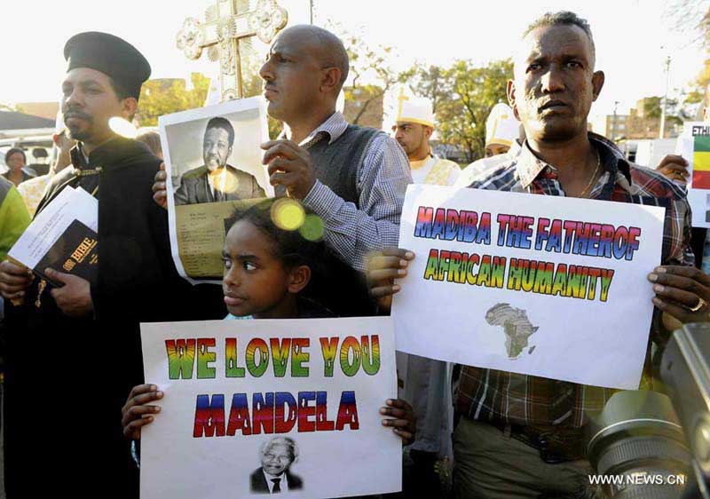 Состояние Н. Манделы остается критическим -- президент ЮАР Дж. Зума (2)