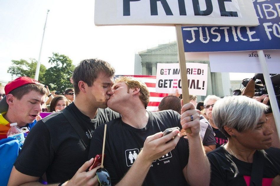 Верховный суд США отменил закон, запрещающий получение федеральных пособий гомосексуальными парами