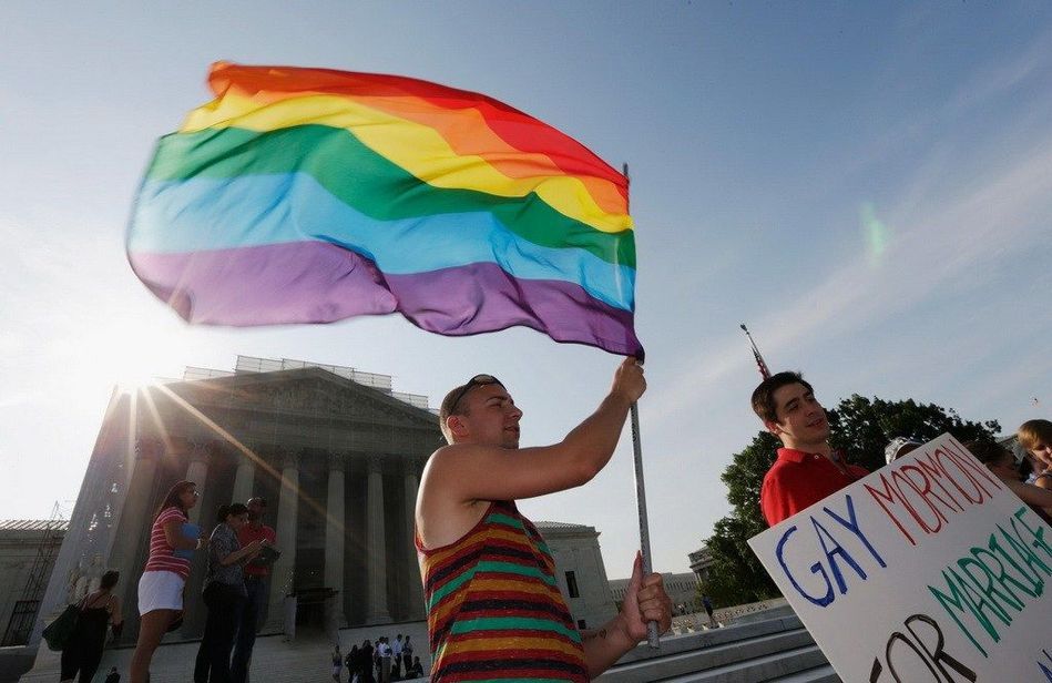 Верховный суд США отменил закон, запрещающий получение федеральных пособий гомосексуальными парами (7)