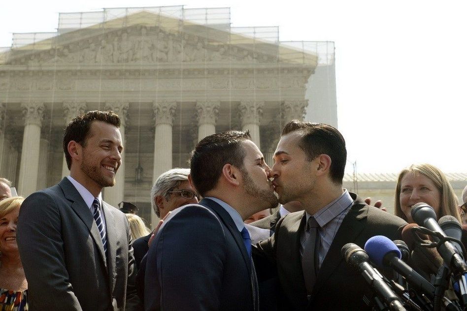 Верховный суд США отменил закон, запрещающий получение федеральных пособий гомосексуальными парами (12)