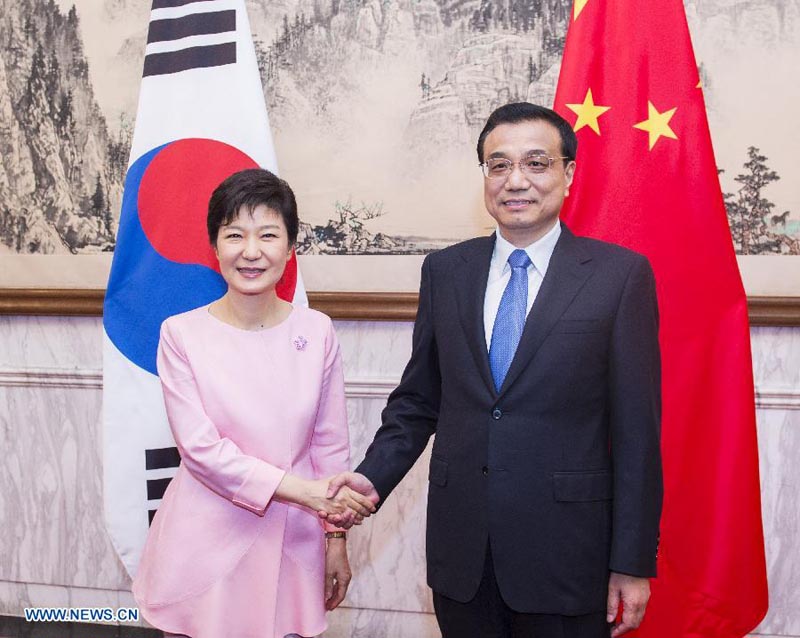 Ли Кэцян встретился с президентом РК Пак Кын Хе