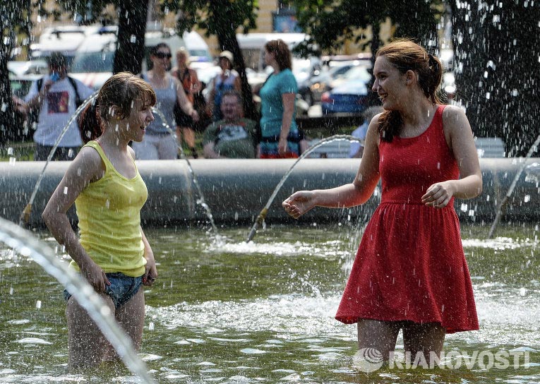 Петербуржцы также стараются держаться поближе к фонтанам.