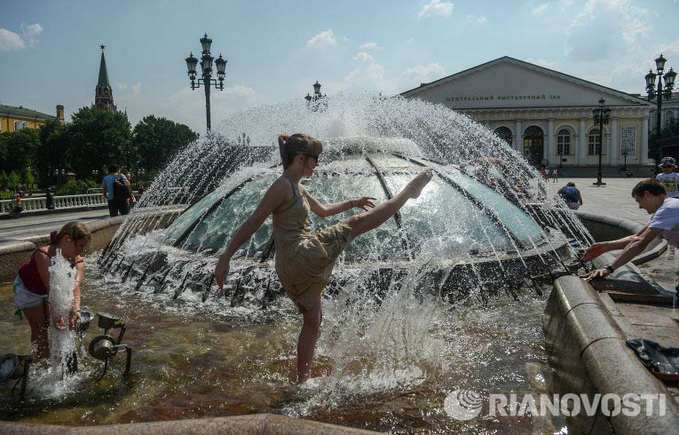 В Москве горожане пытаются спастись от зноя и держаться ближе к воде.