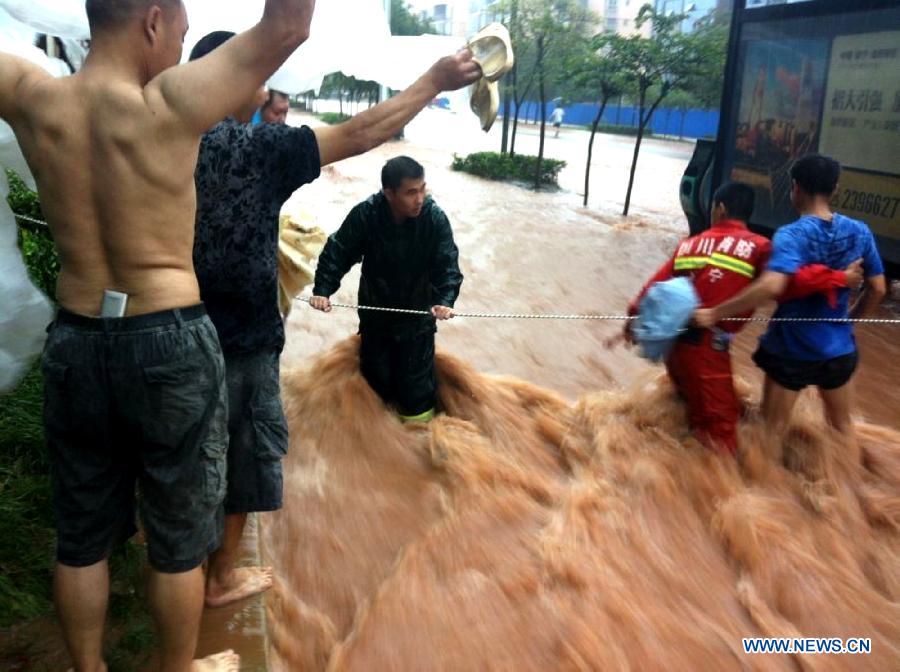 В результате наводнений и оползней в Юго-Западном Китае 2 человека погибли, 5 пропали без вести