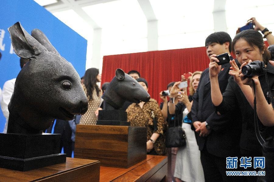 28 июня журналисты и гости полюбовались и сфотографировались во скульптурами головы зайца (слева) и мыши.