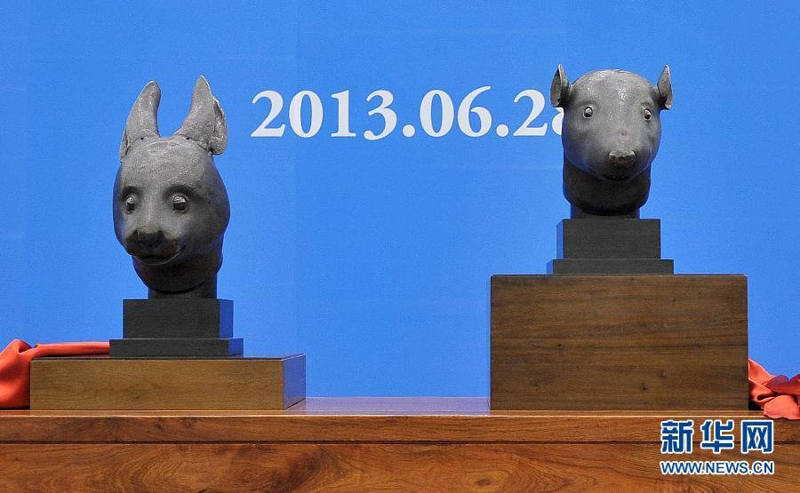 Бронзовые скульптуры голов мыши и зайца из парка Юаньминюань выставлены в Государственном музее