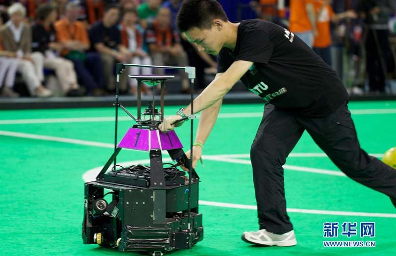 Китай выиграл чемпионат мира по футболу среди роботов (5)