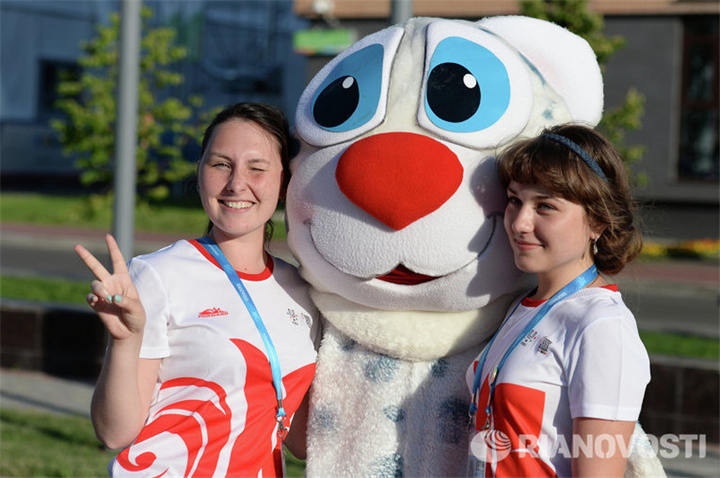 Вместимость деревни составляет более 14,5 тысяч человек.На фото: волонтеры с талисманом казанской Универсиады - котенком крылатого снежного барса Юни (Uni).