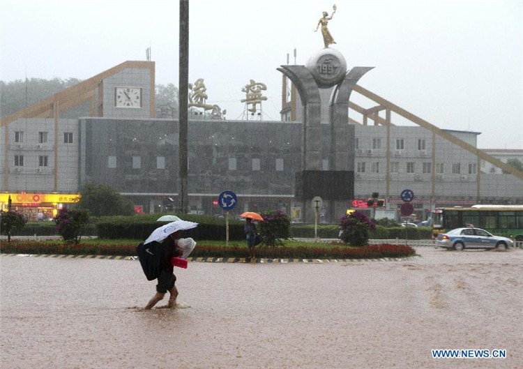 11 человек погибли в результате проливных дождей в провинции Сычуань