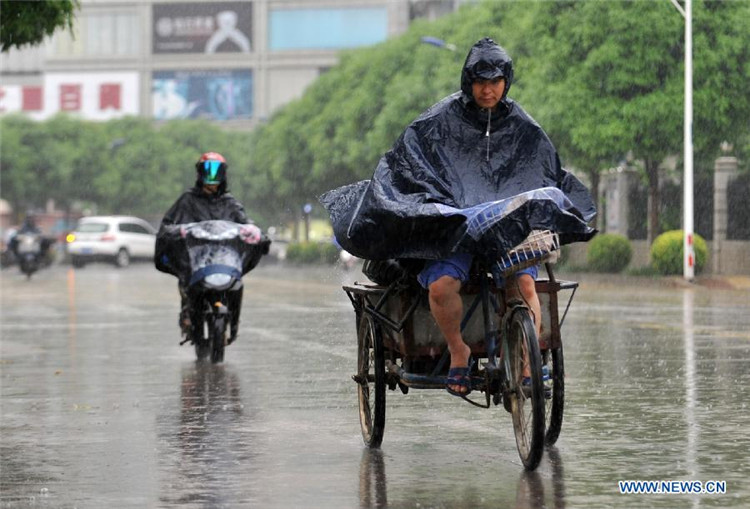 Гуандун и Гуанси пострадали от тропического шторма "Рамбия"