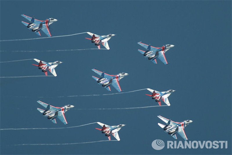 В ходе торжественной церемонии в небе над Петербургом выступили пилотажные группы "Русские витязи" и "Стрижи". Летчики появились в небе над Финским заливом, в строю который называется "Ромб".
