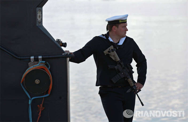 Матрос голландской подводной лодки на международном военно-морском салоне в Санкт-Петербурге.