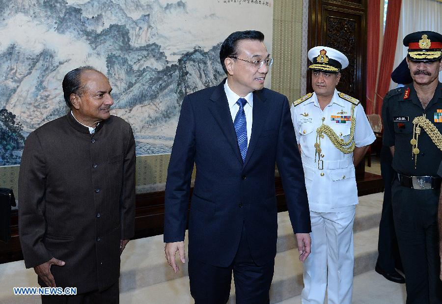 Ли Кэцян встретился с министром обороны Индии (2)