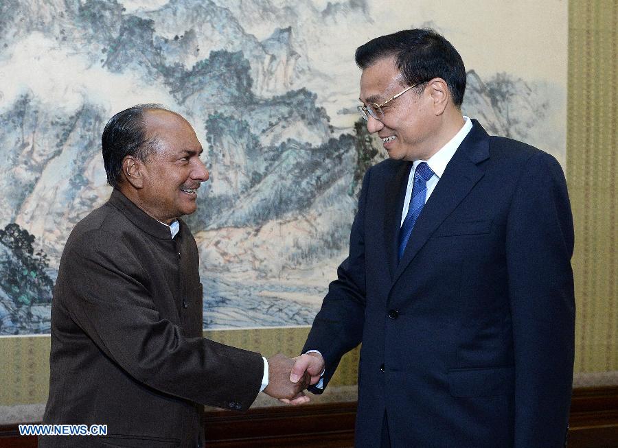 Ли Кэцян встретился с министром обороны Индии