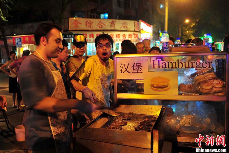 Американцы продают гамбургеры на ночном рынке в Шэньяне