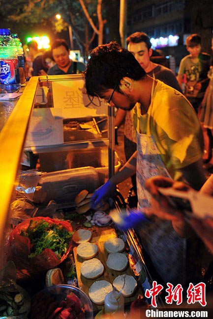 Американцы продают гамбургеры на ночном рынке в Шэньяне (2)