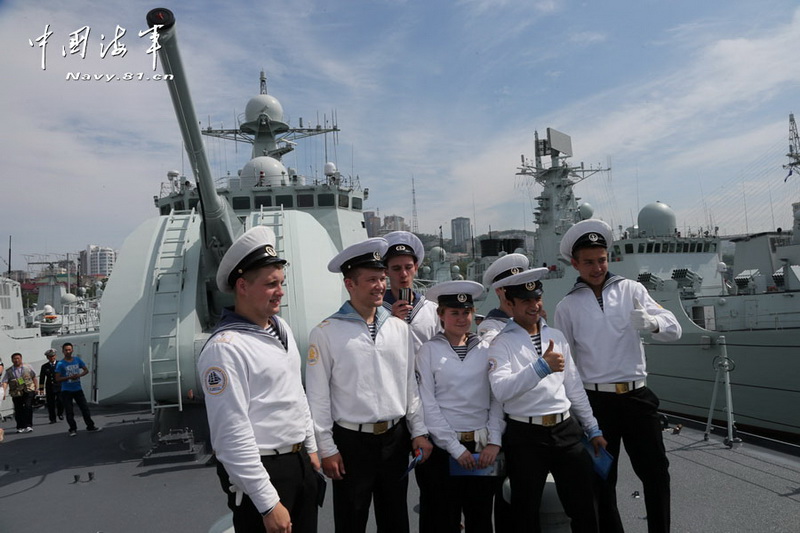Задействованный в военно-морских учениях КНР и РФ китайский эсминец открыт для российских посетителей (5)