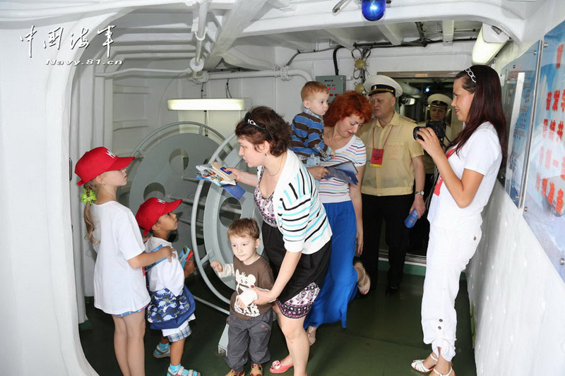 Задействованный в военно-морских учениях КНР и РФ китайский эсминец открыт для российских посетителей (4)
