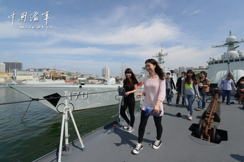 Задействованный в военно-морских учениях КНР и РФ китайский эсминец открыт для российских посетителей (14)