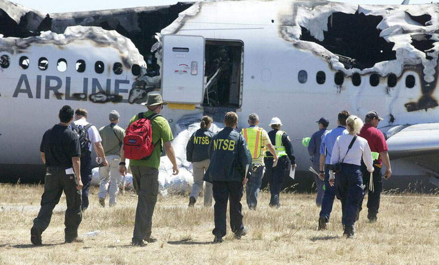 Фотографии пассажирского самолета Asiana Airlines, потерпевшего катастрофу при посадке (4)