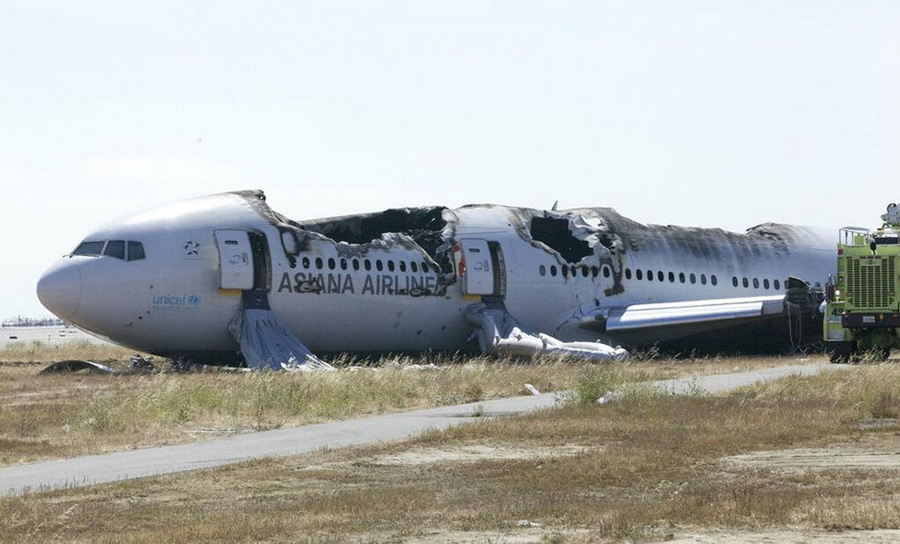 Фотографии пассажирского самолета Asiana Airlines, потерпевшего катастрофу при посадке (8)